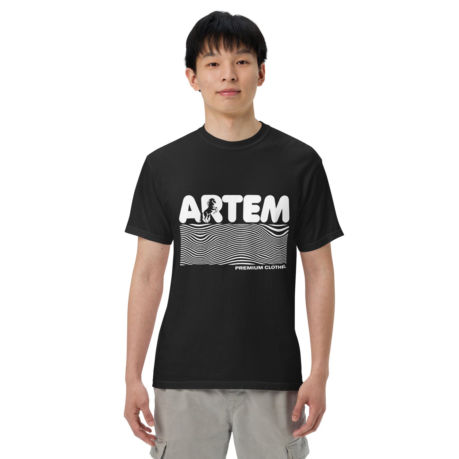 ARTEM Brick Script Heavy Tee – Farbe Schwarz